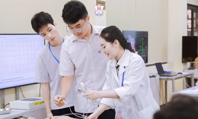Điểm chuẩn khối ngành Sức khỏe 2026: Có ngành chỉ 18 điểm, có ngành gần 29 điểm