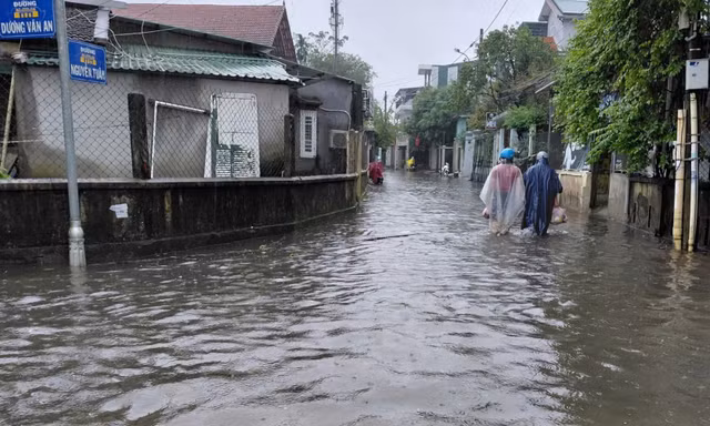 Học sinh toàn thành phố Huế nghỉ học ngày 27/10 do mưa to trắng trời