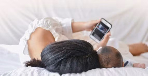 Mẹ vô tình làm rơi điện thoại trúng đầu, bé 2 tháng tuổi bị chấn thương sọ não