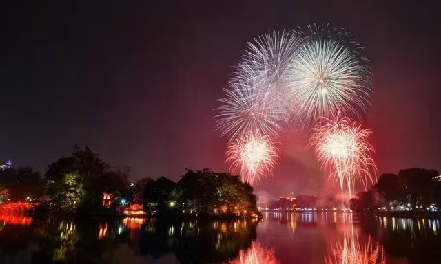Đêm Giao thừa rực sáng: Hà Nội bắn pháo hoa tại 31 điểm đón Tết Bính Ngọ 2026