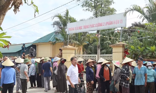 Nghệ An: Hàng trăm phụ huynh cho học sinh nghỉ học để phản đối sáp nhập trường