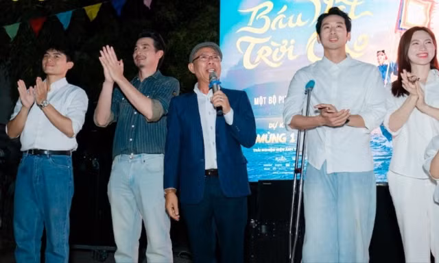 Dàn sao "Báu Vật Trời Cho" trở lại làng chài, chiếu phim miễn phí cho bà con