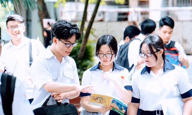 Thí sinh hồi hộp chờ công bố điểm chuẩn đại học, dự báo nhiều biến động