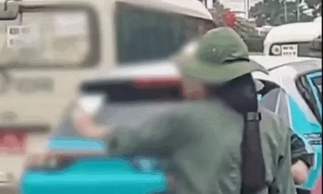 Công an làm việc với 3 học sinh có hành vi phản cảm khi đoàn xe phục vụ A80 đi qua