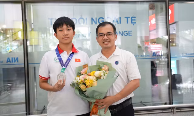 Nam sinh lớp 7 giành HCB tại AIMO 2025: Nếu đam mê Toán học, hãy thử sức và nỗ lực!