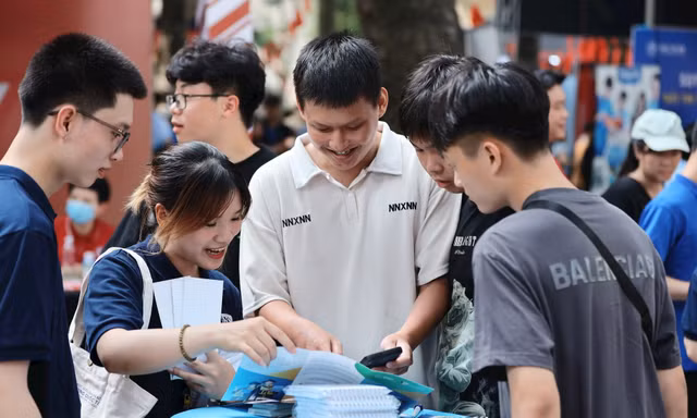Ngành học “nóng” mùa tuyển sinh 2025: Nhiều điểm chuẩn chạm mốc kịch trần 30 điểm