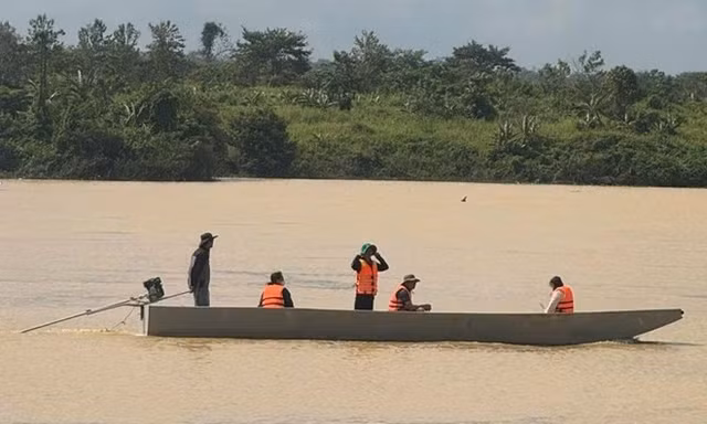 Người cha ngồi bên bờ sông mong tin con gái học lớp 11 mất tích sau giờ tan học