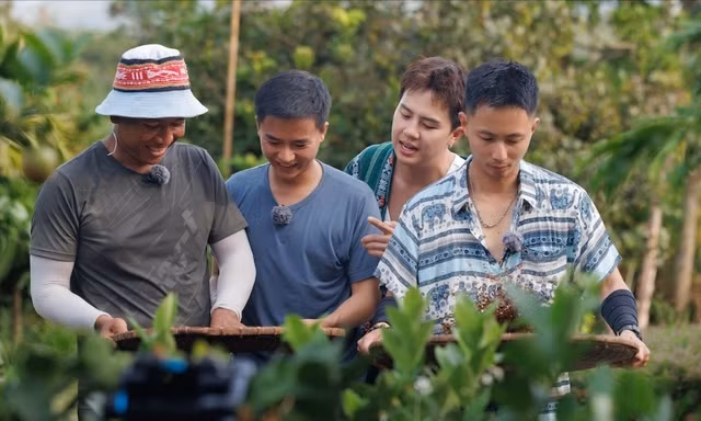 Gia Đình Haha: Dàn nghệ sĩ háo hức trải nghiệm phơi cà phê, cho voi ăn chuối