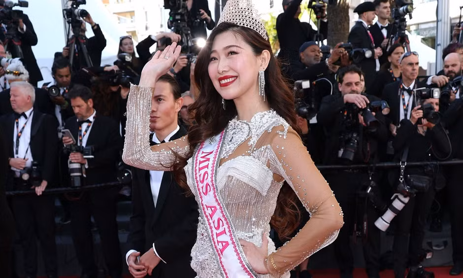 Hai hoa hậu Trung Quốc bị chê làm lố ở Cannes