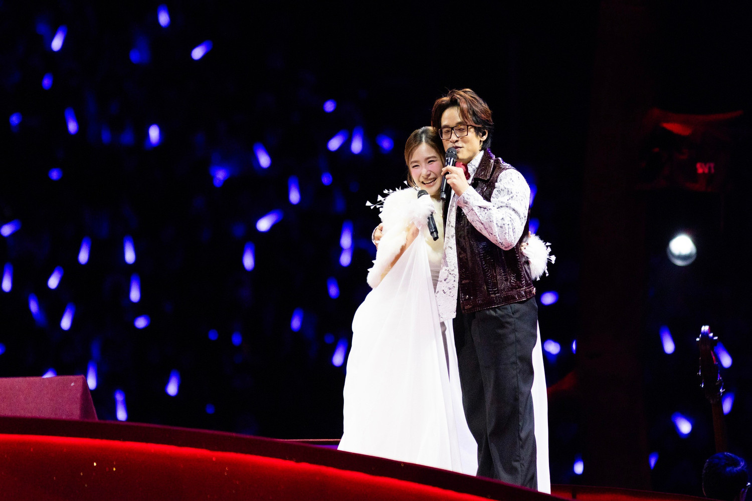 H&agrave; Anh Tuấn v&agrave; Vũ C&aacute;t Tường tr&ecirc;n s&acirc;n khấu The Rose