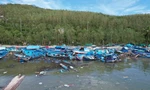 Xác tàu thuyền la liệt, làng chài hoang tàn sau đêm cuồng phong vì bão số 13