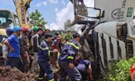 Phá cửa, cứu người mắc kẹt trong ca bin xe chở bê tông bị lật