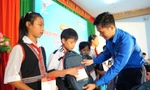 Trao học bổng tiếp sức học sinh, sinh viên Đắk Lắk vượt khó