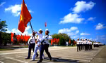 Lễ chào cờ và duyệt đội ngũ xúc động ở 'trái tim' Trường Sa