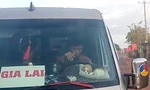 Tài xế xe khách đánh võng, chặn đầu xe đi ngược chiều vẫy xuống 'nói chuyện'