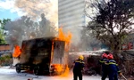 Xe tải chở xăng dầu bốc cháy dữ dội