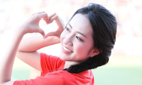 Hoa hậu Hà Trúc Linh phấn khích khi tới ‘chảo lửa’ Thiên Trường cổ vũ Siêu cúp quốc gia