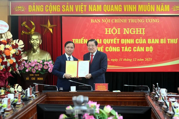 https://cdn.tienphong.vn/images/39724794a4f38c57d4f829f9756463c0122d49b8c46afa5d4d68f6a14ea5289750d18ee5d4cebc73181466b5e8efccfccb95444e76f14fc2d489b50243ab5184/tienphong-3112mrtruong1.jpg.webp