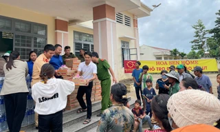 Tập đoàn Hoa Sen cứu trợ nhu yếu phẩm cho bà con vùng lũ xuyên đêm