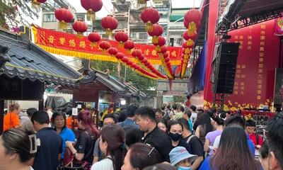 Xếp hàng chờ cả tiếng đồng hồ ăn đậu hũ vàng bán 'mỗi năm một lần'