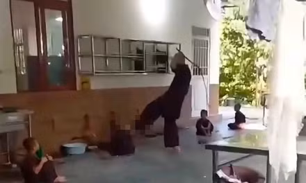 Phẫn nộ cảnh người đàn ông đánh đập cháu bé dã man ở chùa Bầu, Phú Thọ