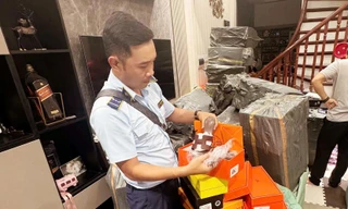 Hà Nội: Chuyển hồ sơ vụ gần 6.000 đôi giày dép 'hàng hiệu fake' sang cơ quan công an