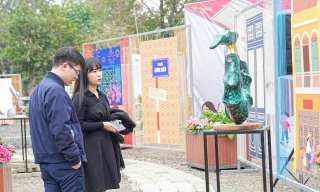 Người dân háo hức check-in trong không gian triển lãm tại Quảng trường phía Đông hồ Hoàn Kiếm