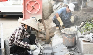 Hà Nội siết chặt kiểm soát bụi mịn từ công trường lát vỉa hè