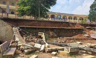 Trường học ở Hà Nội sạt lở, công bố tình huống khẩn cấp