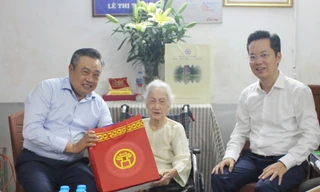 Chủ tịch Hà Nội thăm, tặng quà gia đình có công dịp kỷ niệm 78 năm Ngày Thương binh - Liệt sĩ