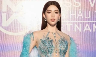 Hoa hậu, á hậu mặc xuyên thấu đổ bộ thảm xanh