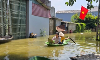Hà Nội: Ngập sâu gần 1m, người dân nhiều xã ngoại thành phải dùng thuyền 