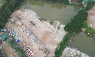 Thành ủy Hà Nội yêu cầu xử lý tình trạng đổ trộm trạc thải xây dựng, san lấp ao hồ