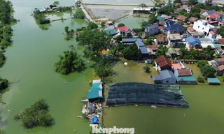 5 ngày sau bão số 10, nhiều khu vực ngoại thành Hà Nội vẫn chìm trong biển nước