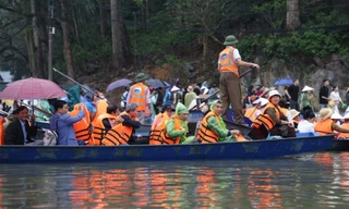 Lái đò vòi tiền, nói lời thô tục với du khách chùa Hương