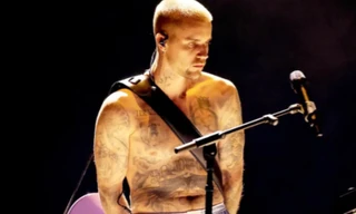 Justin Bieber chỉ mặc quần đùi diễn ở Grammy 2026