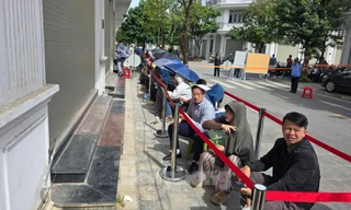 Xếp hàng nộp hồ sơ mua NOXH ngoại thành Hà Nội từ 2 giờ sáng