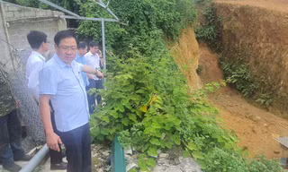 Hà Nội chỉ đạo xử lý khẩn vụ sạt lở đất, nhiều nhà lún nghiêng tại xã Suối Hai