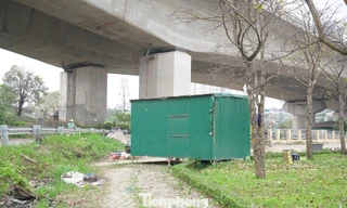 Cận cảnh sự xuống cấp khó tin tại vườn hoa cửa ngõ Thủ đô