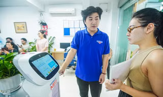 Người dân làm thủ tục hành chính được miễn phí nước uống, đồ ăn nhẹ, robot lễ tân 