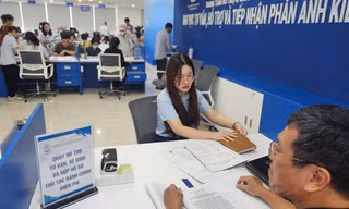 Cán bộ chi nhánh số 1 hỗ trợ người cao tuổi, người khiếm thính