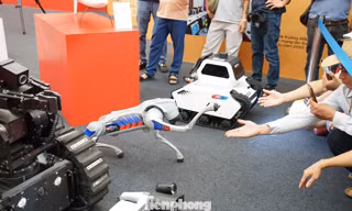 Cận cảnh Robot trinh sát dò mìn, súng khép góc cùng loạt khí tài hiện đại của lực lượng Công an