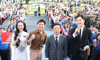 Hàng nghìn sinh viên vỡ òa cùng Hoa hậu Thanh Thủy, nhạc sĩ Nguyễn Văn Chung tại Chủ Nhật Đỏ