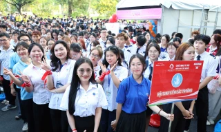Dàn nghệ sĩ nữ khuấy động 5.000 sinh viên hiến ở Chủ Nhật Đỏ