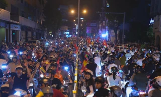 Hàng vạn người đổ ra đường trong đêm mừng Việt Nam thắng Thái Lan