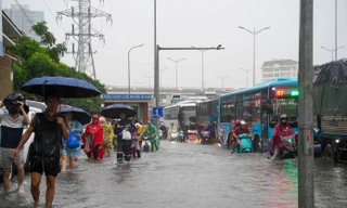 Mưa vượt công suất thoát nước, hồ Hoàn Kiếm nước dâng gần ngưỡng 8m