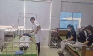 27 công nhân nhập viện nghi ngộ độc thực phẩm sau bữa cơm trưa tại công ty
