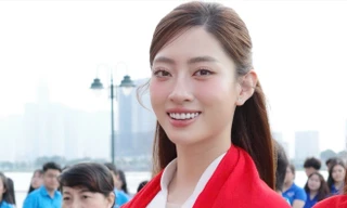 Hoa hậu Lương Thùy Linh, Hoa hậu Đoàn Thiên Ân, Hoa hậu Kiều Duy và Nam vương Tuấn Ngọc tại buổi chào cờ.