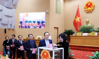 Các đại biểu bỏ phiếu bầu tại kỳ họp 