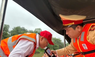 CSGT 'lập chốt' kiểm tra nồng độ cồn lái đò Chùa Hương